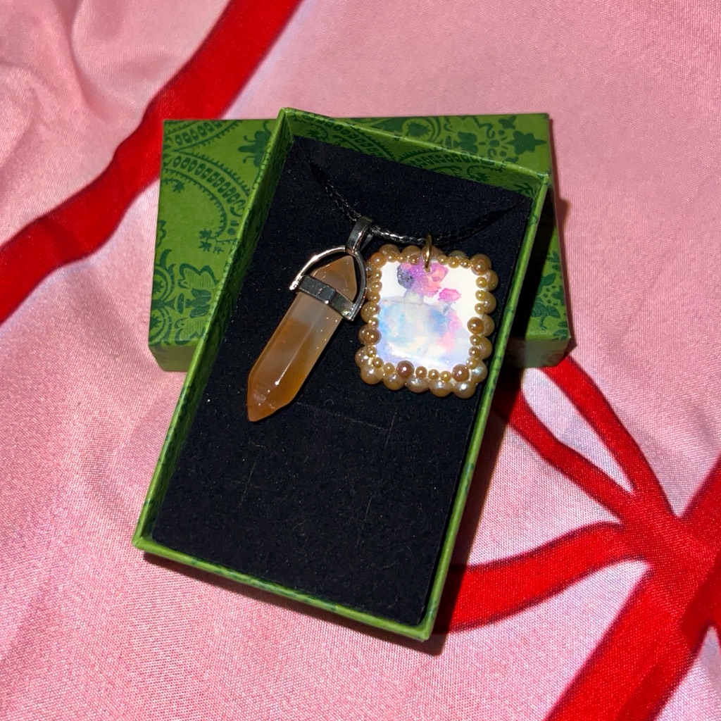 Elegant Gold Pendant Necklace